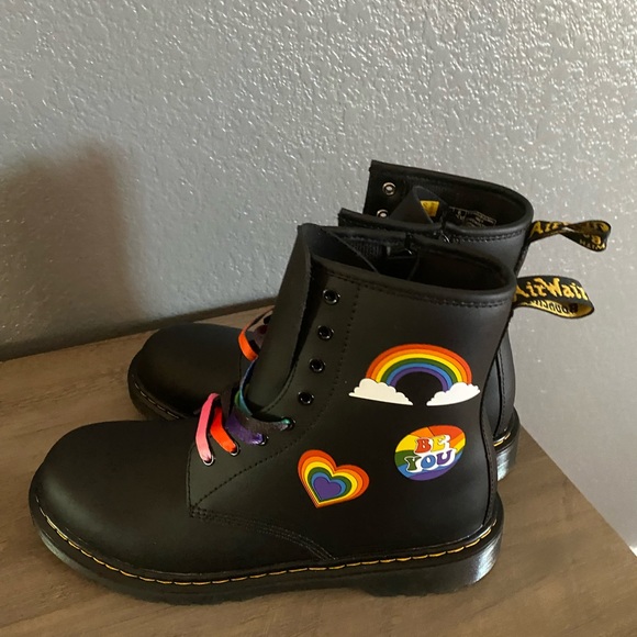 NEW DR MARTENS WOMEN'S PRIDE RAINBOW BLACK LEATHHER COMBAT BOOT SIZE 7L - Picture 5 of 6